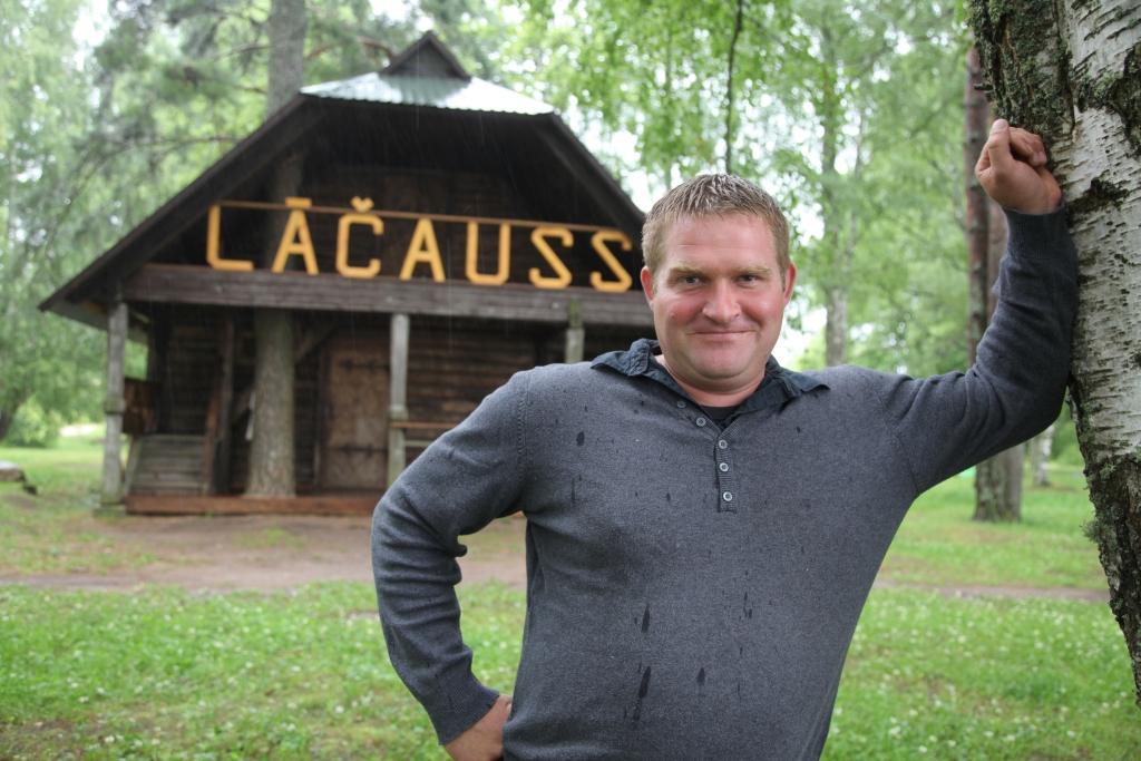 Vilis Birznieks šopavasar piedalījies Lāčauss atjaunošanā. Tika sameklētas vecās fotogrāfijas, lai to vismaz daļēji varētu atjaunot tādā izskatā, kāda tā bija kādreiz.	
Autors: Gatis Bogdanovs