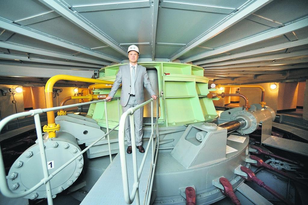 Rūpējoties par efektīvu ūdens resursu izmantošanu un videi drošu saimniecisko darbību, “Latvenergo” turpina veikt pakāpenisku Daugavas HES hidroagregātu atjaunošanu. Vides aizsardzība ir viens no ilgtspējīgas attīstības galvenajiem stūrakmeņiem, uzskata “Latvenergo” ražošanas direktors Māris Kuņickis (attēlā – pie rezerves hidroagregāta darba kārtībā). 
Autors: AIVARS LIEPIŅŠ, (“DIENAS MEDIJI”)