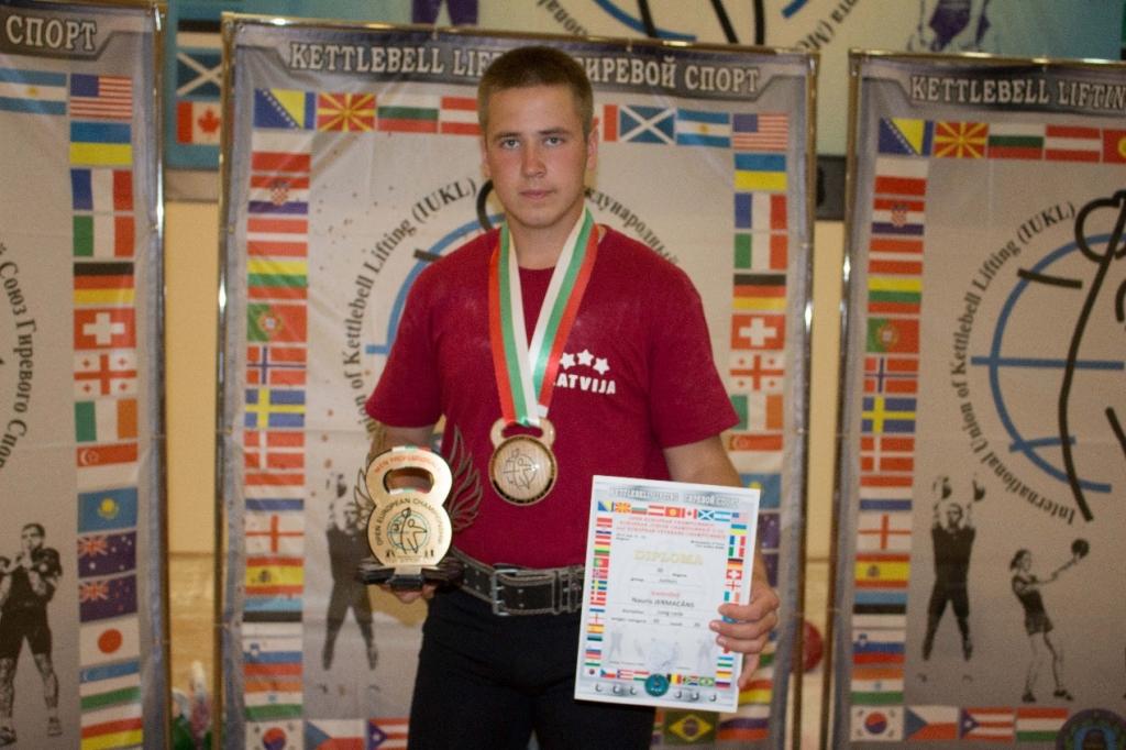 Latvijas izlases sastāva sportists jaungulbenietis Nauris Jermacāns garajā ciklā līdz 95kg svara kategorijā ar 32 kg svarbumbām izcīnīja 3.vietu
Autors: no personiskā arhīva