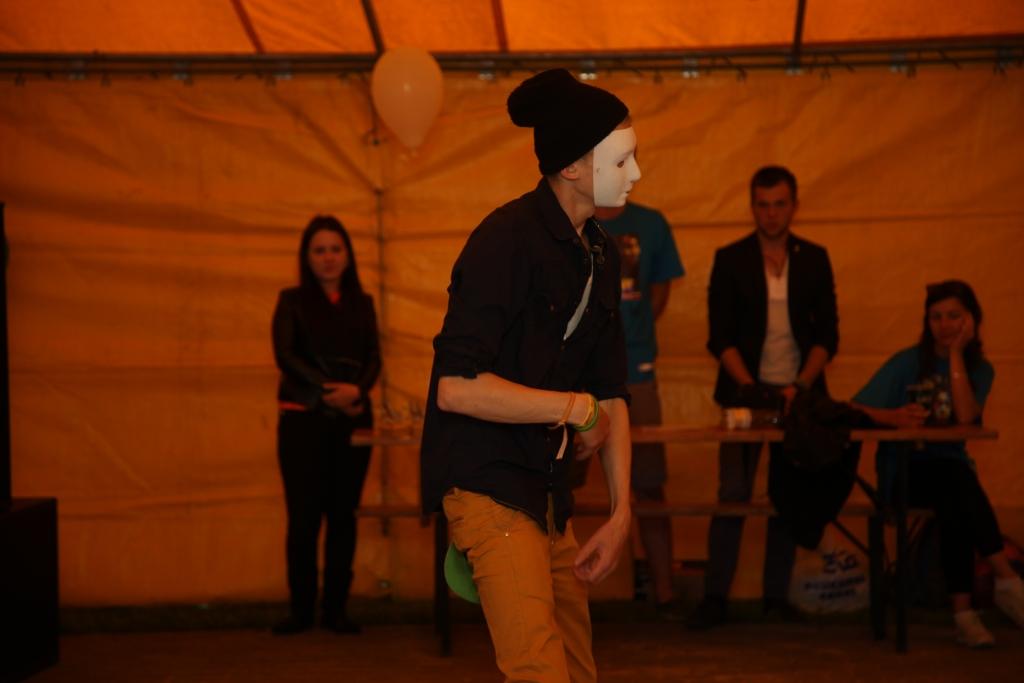 Cesvainietis Elvis Melngailis rāda savu “freestlyle” deju prasmi, ar kuru aizraujas jau septiņus gadus.
Autors: Gatis Bogdanovs