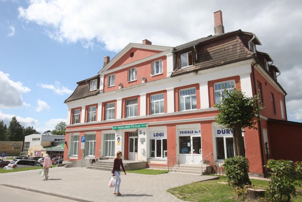 Sakārtot līdz galam un paturēt? Bet varbūt labāk pārdot? Ko tikai pagājušajā nedēļā par šo ēku - vietējās nozīmes arhitektūras pieminekli - neizrunāja novada deputāti!	
Autors: Gatis Bogdanovs