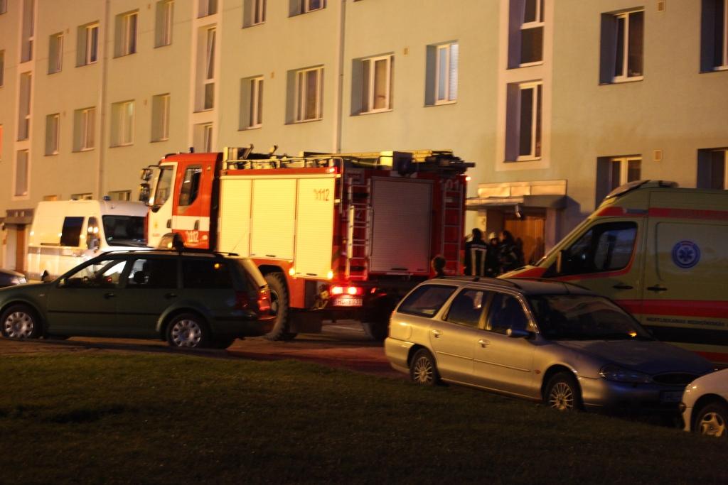 Piektdienas vakarā ziņkārīgos ieinteresēja, kas gan īsti noticis kādā no daudzdzīvokļu namiem Skolas ielā, jo tur bija ieradušies mediķi, policija un ugunsdzēsēji.	
Autors: Gatis Bogdanovs