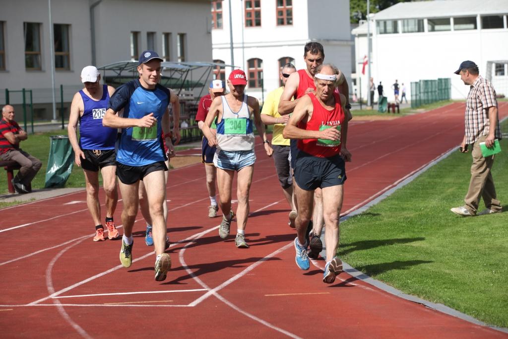 Prieks, ka soļošanas sportā pēc pārciestās operācijas ir atgriezies novada pats ātrākais soļotājs Edgars Gjačs (2.no kreisās). “Ļoti gribas, lai soļotāji nākamgad šajās sacensībās būtu vēl kuplākā pulkā, jo tad svinēsim Viktora Kazāka 100.dzimšanas dienu,” sacīja Viktora meita Maija Dauškāne. 
Autors: Gatis Bogdanovs
