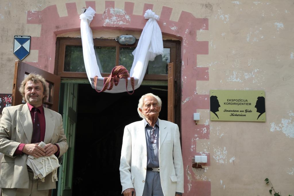 Turpmāk Beļavas pagasta Ozolkalnā katru gadu ar sadziedāšanās pasākumu, kas veltīts novadniekiem kordiriģentiem Imantam un Gido Kokariem, tiks svinēta viņu dzimšanas diena. Pērn Ozolkalnā tika atklāta brāļiem veltīta pastāvīgā ekspozīcija, kas šogad ir papildināta. Tās izveidē daudz palīdzēja viņsaulē aizgājušā Imanta dēls Uldis (no kreisās) un arī Gido Kokars.	
Autors: no “ Dzirksteles arhīva