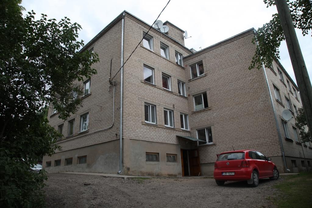 Šajā 18 dzīvokļu mājā vairums dzīvokļu ir privatizēti, bet 6 pieder pašvaldībai. Māja ir apdzīvota kopš 1971.gada. Šodien to apsaimnieko SIA “Gulbenes nami”. 	
Autors: Gatis Bogdanovs