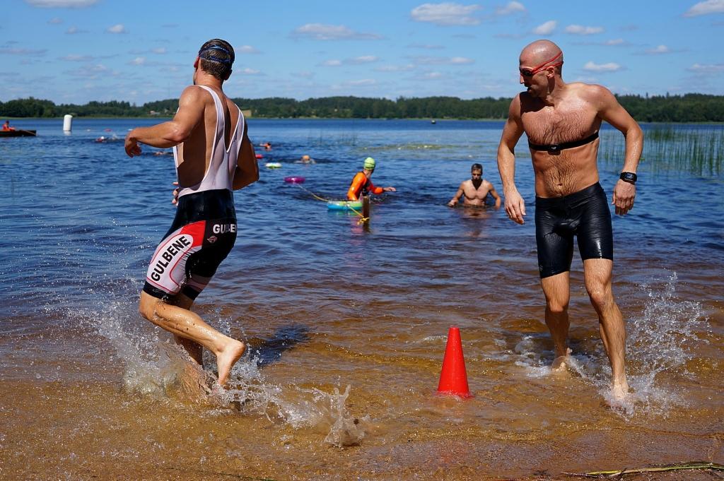 Salīdzinot ar pagājušo gadu, kad aukstais ūdens sportistus stindzināja, šogad laika apstākļi bija pateicīgi un ūdens Stāmerienas ezerā bija samērā silts. 
Autors: Ralfs Rubenis