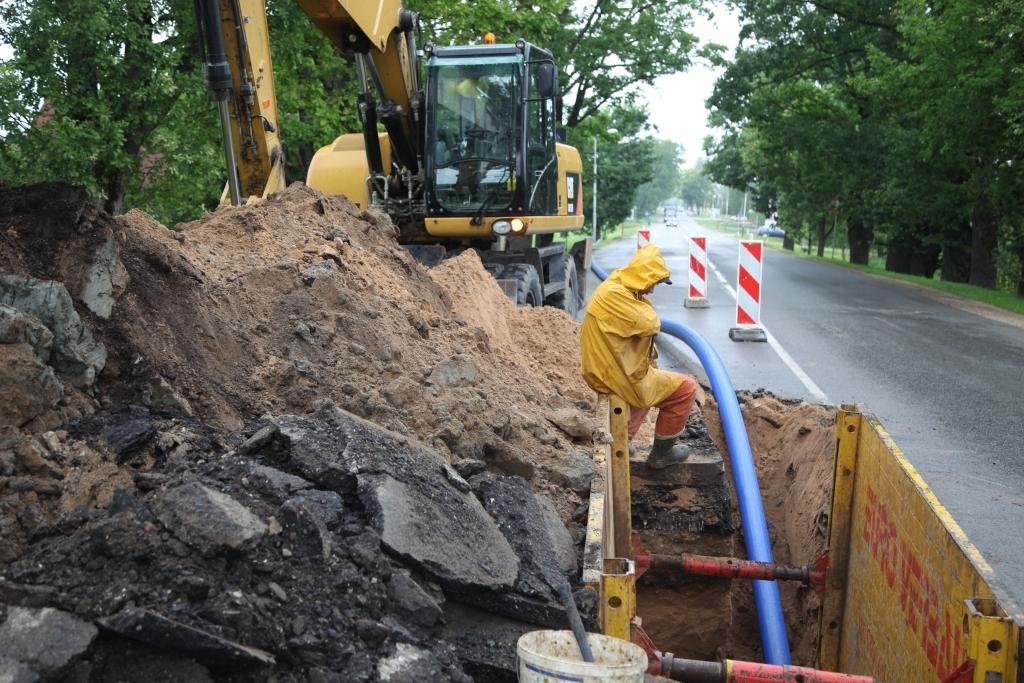 Pašlaik norit darbi pie kanalizācijas izbūves, lai turpmāk liela lietus laikā nepārplūstu Brīvības ielas teritorija.
Autors: Gatis Bogdanovs