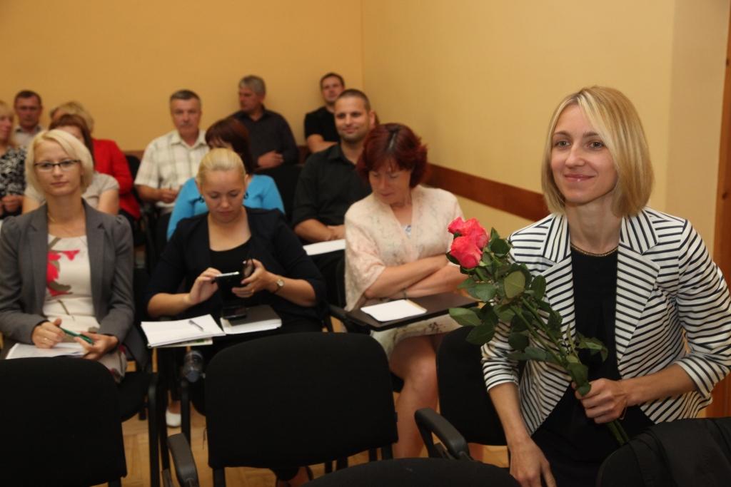 Ilona Matīsa pirms viņas apstiprināšanas par Gulbenes mūzikas skolas direktori bija gatava atbildēt uz visiem novada deputātu jautājumiem. Domes sēdē neviens viņai neko nejautāja, vien izteica laba vēlējumus. 
Autors: Gatis Bogdanovs