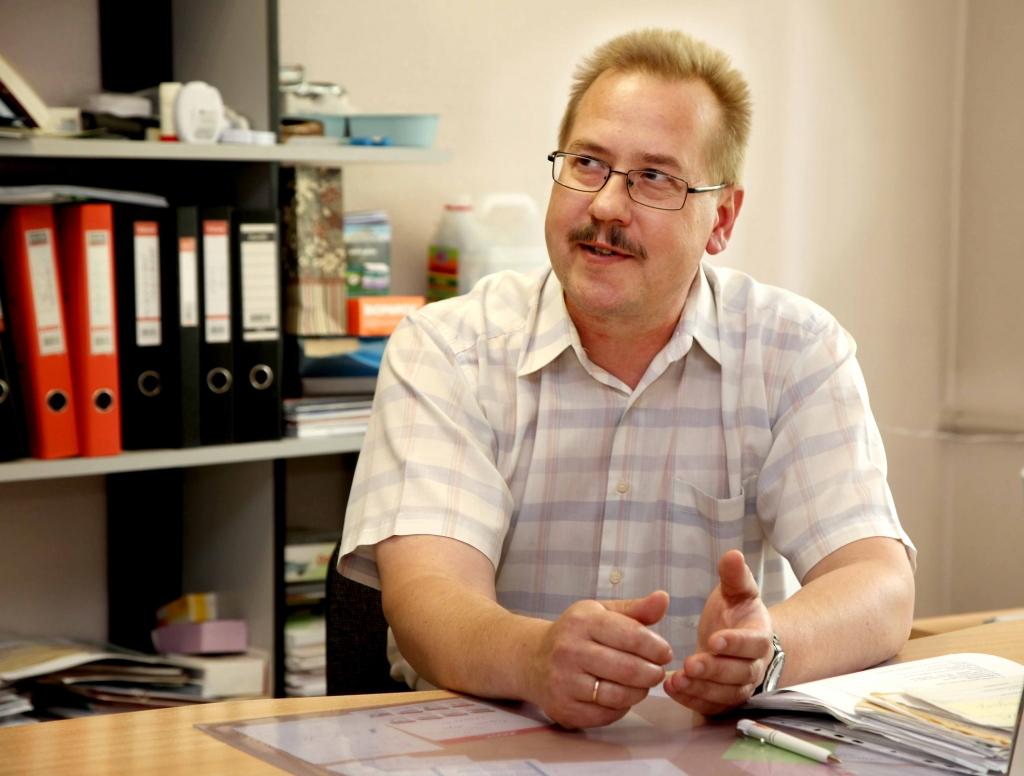 “Pašvaldībai nebūs reāli uzbūvēt atsevišķu ēku, kas būtu piemērota ārstu prakses vietu izveidei, ja nu vienīgi tā var iegādāties kādu ēku ar mērķi to radīt atbilstošu visiem normatīvajiem noteikumiem. Tikai tad varēsim runāt par jaunu ārstu piesaisti,” domā ģimenes ārsts Egils Luguzis.  	