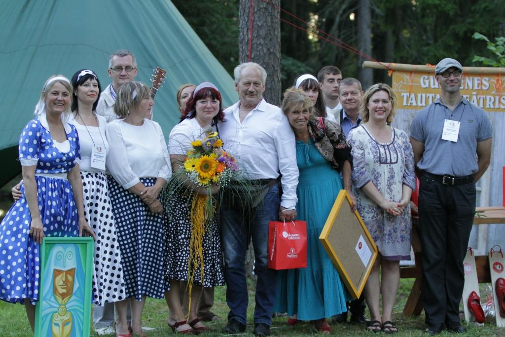 “Jūs visi esat lieliski strādājuši! Kopā esam izēduši daudzus pudus sāls un izbaudījuši daudz jauku mirkļu. Esam izspēlējuši desmitiem neaizmirstamu lomu,” Gulbenes Tautas teātra aktierus, kuriem piepulcējušies arī viesi, uzrunā Tautas teātra režisore Edīte Siļķēna. 	
Autors: Sandra Dikmane
