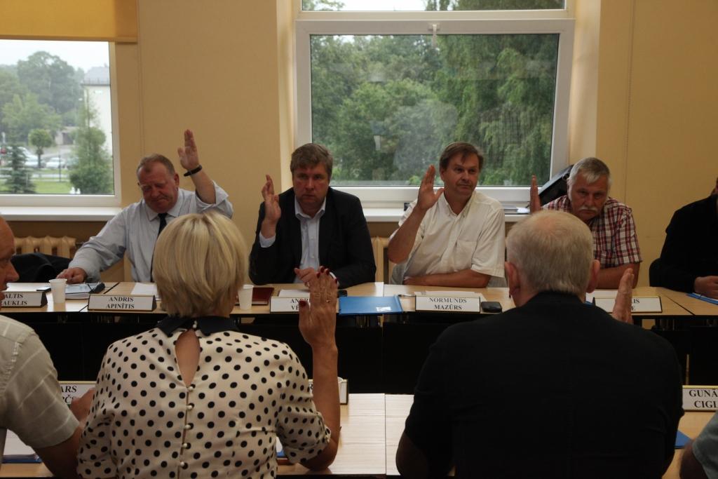 Nemaz tik vienprātīgi nebalso. Runā cits citam pretī. Necenšas par katru cenu saskaņot viedokļus. Gulbenes novada domes deputāti sākuši demonstrēt, ka ikviens no viņiem ir personība. Pašvaldības vadītājs Nikolajs Stepanovs kolēģus respektē un domes sēdes norit korekti. 
Autors: Gatis Boggdanovs