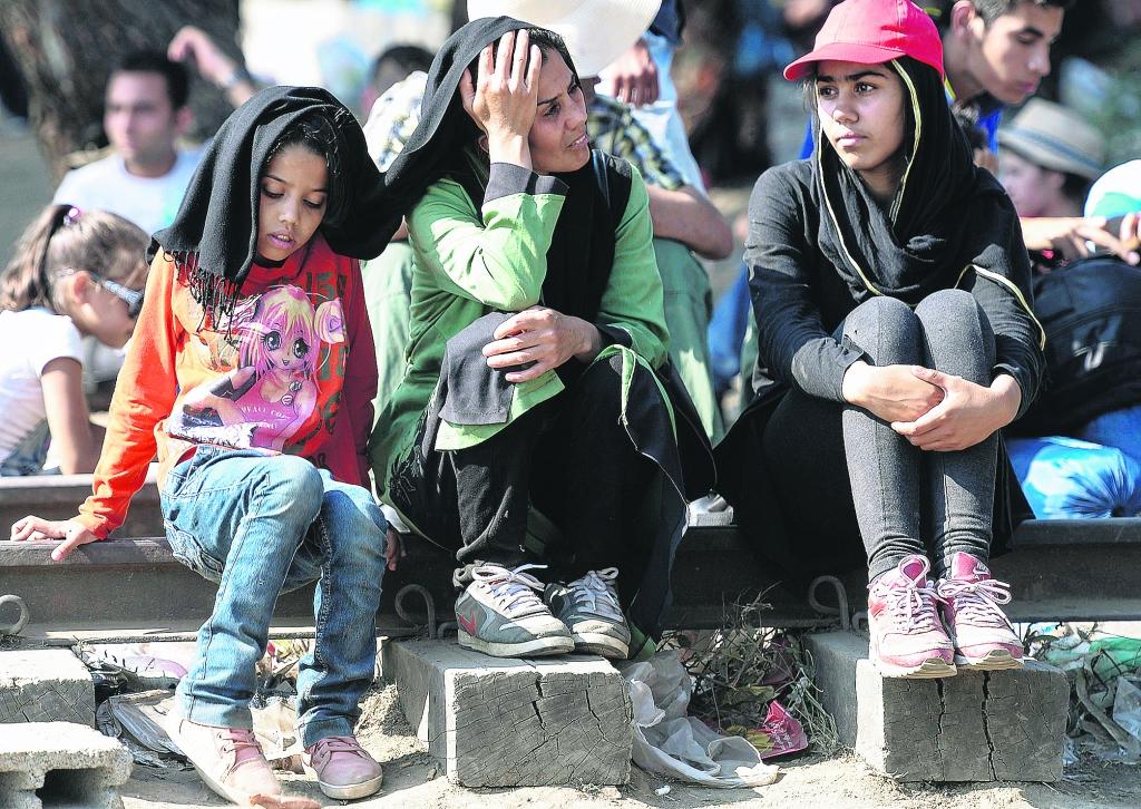 Kopumā Eiropas Savienības valstīm divu gadu laikā būs jāuzņem vairāk nekā 62 000 bēgļu. Latvijā integrācijas politikas nav vispār. Visi pasākumi, kas saistīti ar integrāciju, notiek projektu līmenī un tiek finansēti par ES fondu līdzekļiem. Par politiku to nosaukt ir grūti, jo projekti pēc konkrēta darbības perioda beidzas. Piemēram, tagad bēgļiem vairs netiek piedāvāti bezmaksas latviešu valodas kursi. Turklāt liels darbs būtu jāiegulda ne tikai bēgļos, bet arī pašā sabiedrībā. Jo integrēties ir iespējams tikai tad, ja pati sabiedrība to vēlas.
Autors: epa/leta