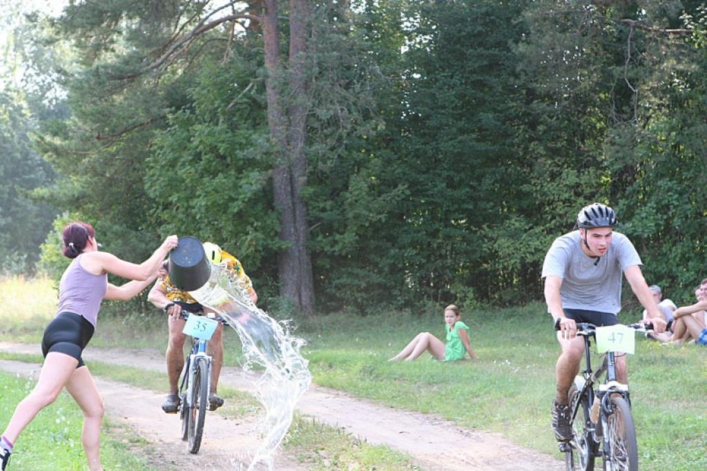 Dalībnieki uz Šķūnenieku kausa sacensībām brauc ne tikai pārbaudīt savus spēkus riteņbraukšanā, bet arī atpūsties.
Autors: No arhīva