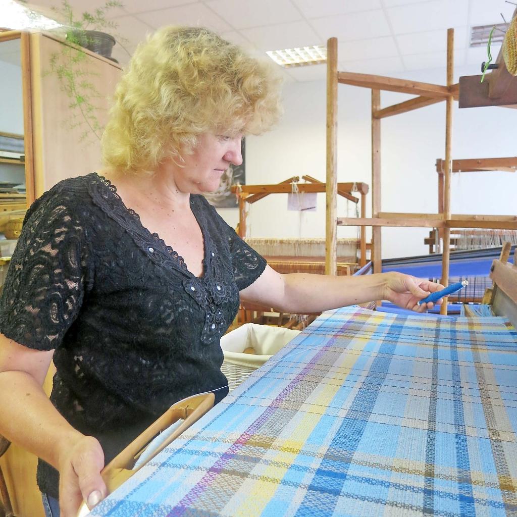 Tautas lietišķās mākslas studijas “Sagša” dalībniece Aija Auzāne savu zilo lakatu darina stellēs. 											             
Autors: no “Sagšas” arhīva 