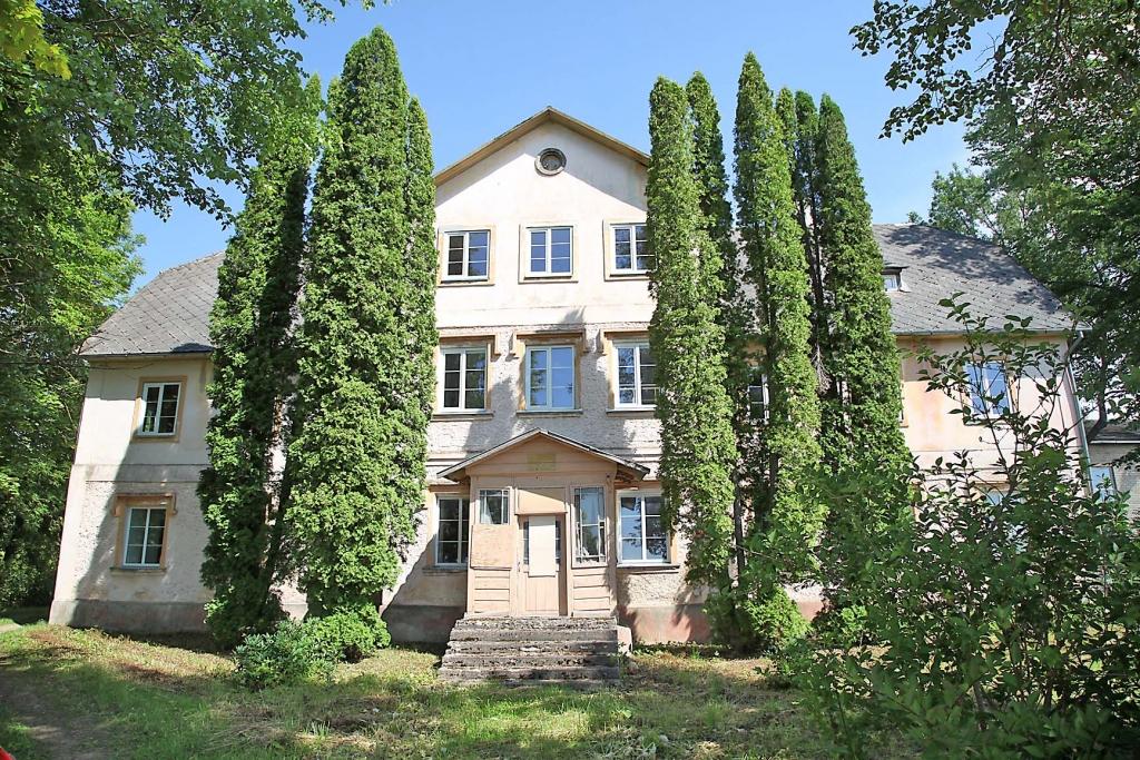 Vientuļa un nevajadzīga šodien stāv bijušās Stradu pamatskolas ēka. Interese par šo objektu bija 2013.gadā, kad uzradās potenciālais pircējs. Tāpēc pašvaldība sarīkoja pirmo šā īpašuma izsoli. Taču laikam cena pircējam likās pārāk liela. Intereses vairs nebija un joprojām nav. 				 
Autors: Gatis Bogdanovs