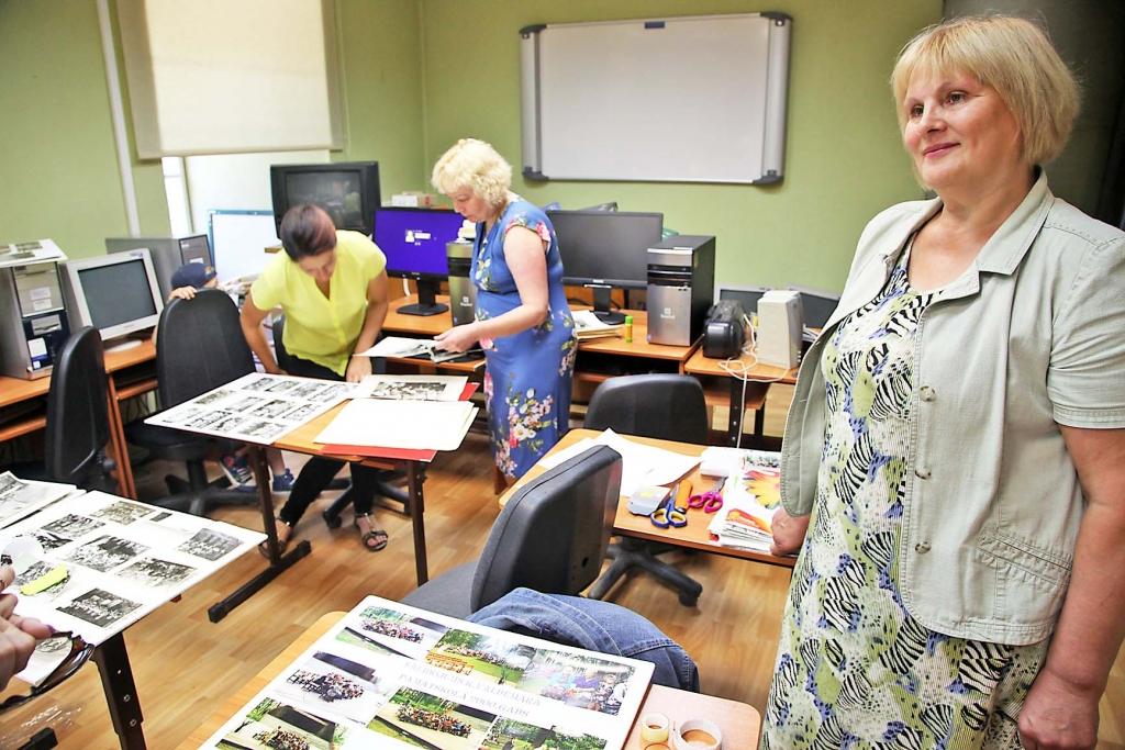 Gatavojoties salidojumam, tiek vēlreiz pārskatīta skolas vēsture, senākas un ne tik senas fotogrāfijas. Direktore Ērika Ivanova (no labās) un citi skolotāji aicina ikvienu, kas kādreiz bijis saistīts ar K.Valdemāra pamatskolu, atbraukt sestdien ciemos uz salidojumu. 					   
Autors: Gatis Bogdanovs