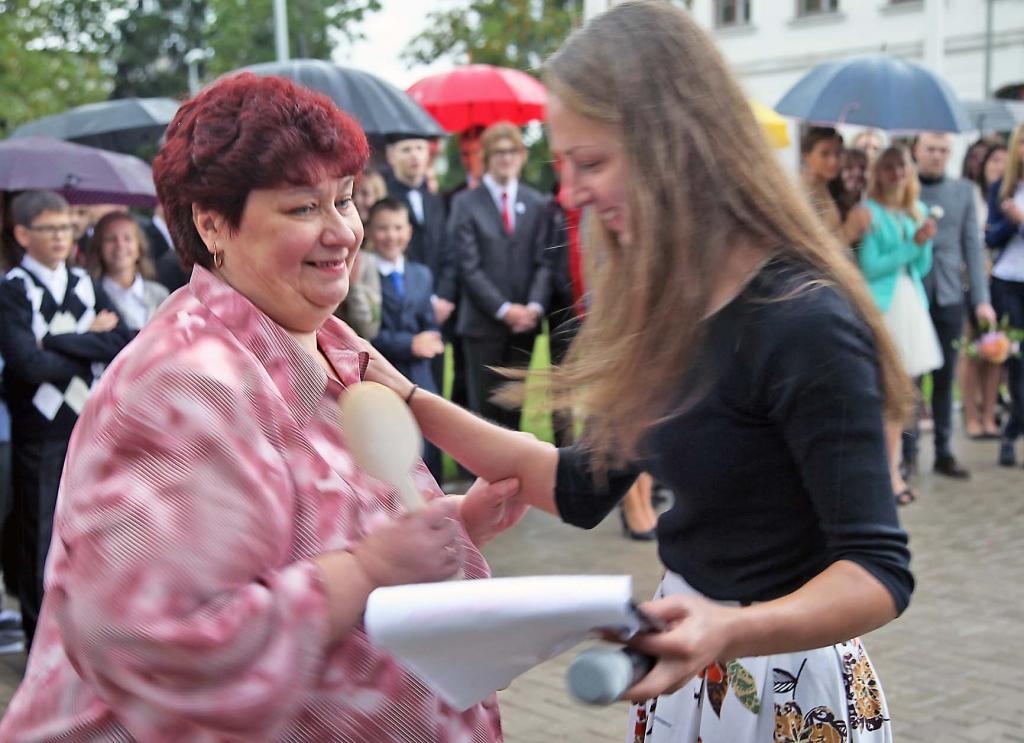 Jau vienu mācību gadu Valentīnas Kalves vadītais kolektīvs ir nostrādājis ēdināšanas blokā, kas savieno ģimnāziju ar vidusskolu. Ka viss būs labi, V.Kalve (attēlā no kreisās) bija pārliecināta, jau pagājušā gada 1.septembrī un tāpat domā arī tagad. 						      
Autors: no “Dzirksteles” arhīva