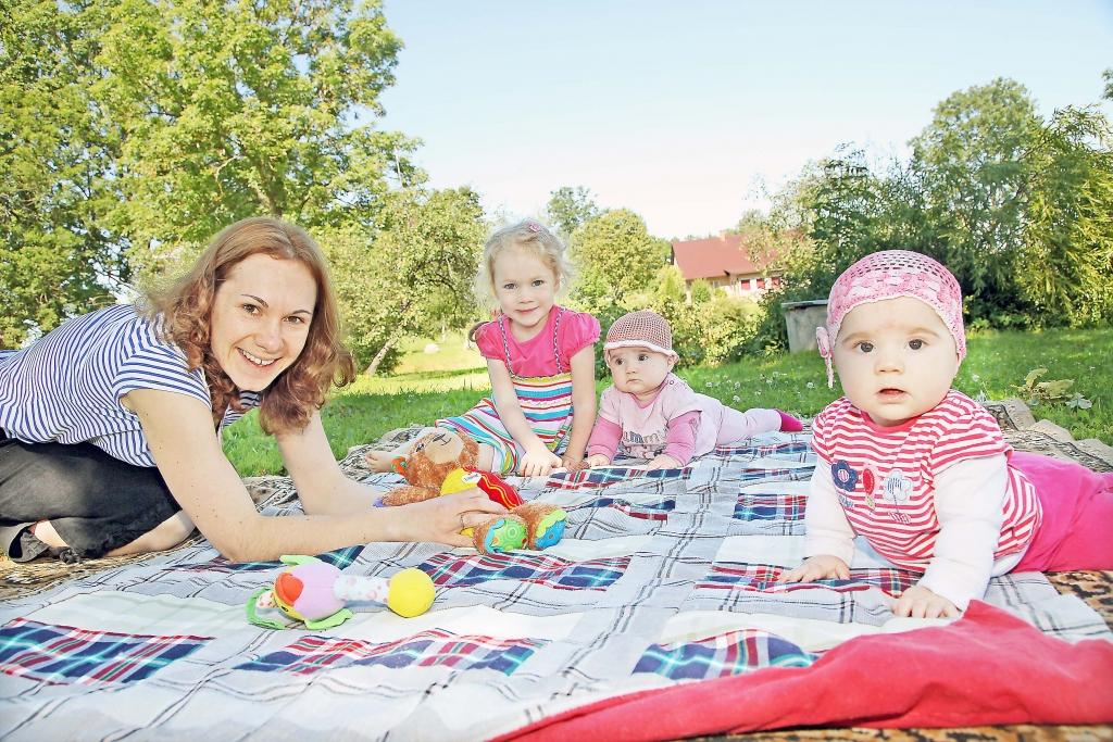 Rīt Lizuma pagastā notiks mazo lizumniešu pastaiga “Ratiņu gājiens”, kam sekos mazuļu svinīga uzņemšana pagasta saimē. Tie būs 20 mazuļi, kuri dzimuši laikā no pagājušā gada augusta līdz šā gada jūlijam. “Ratiņu gājienā” dosies arī Dace un Guntars Sīmaņi kopā ar decembrī dzimušajām dvīnītēm Māru un Noru, kā arī vecāko meitiņu Agati, kurai ir četri gadi. Pie ģimenes ciemojāmies Lizuma pagasta “Jēricās”, ko Sīmaņu ģimene īrē kopš pagājušā gada rudens. Ir tik labi būt visām kopā! No kreisās: Dace, Agate, Nora un Māra. 				   
Autors: Gatis Bogdanovs