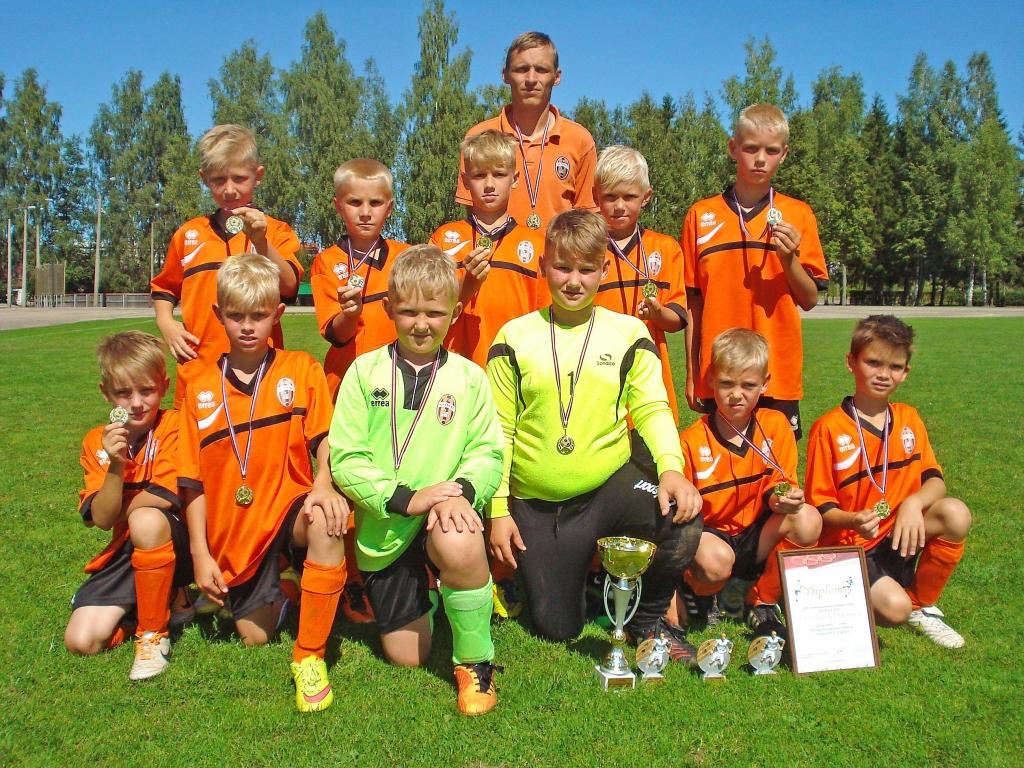 FB “Gulbene/GFA” komanda - Latvijas ZA reģiona U-10 grupas čempioni - par iekļūšanu Latvijas finālā, kurš notiks Gulbenē no 14. līdz 16.augustam, divās spēlēs sacentīsies ar Smiltenes BJSS futbolistiem. 							
Autors: no privātā arhīva