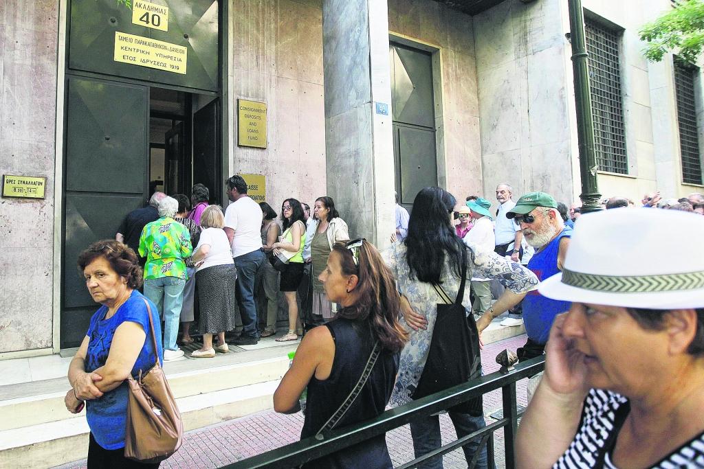 Šovasar Grieķijas iedzīvotājiem nācies pierast pie banku darbības un skaidras naudas izņemšanas ierobežojumiem. Attēlā – rinda pie Noguldījumu un aizdevumu fonda ēkas Atēnās. Patlaban aktuāls ir jautājums, vai tiks īstenota tā dēvētā Grieķijas jaunā glābšanas programma, kuras apjoms var pārsniegt 85 miljardus eiro. Par šo glābšanas programmu ar Grieķijas amatpersonām šonedēļ Atēnās cenšas vienoties Eiropas Komisijas, Eiropas Centrālās bankas un Starptautiskā Valūtas fonda pārstāvji. 
Autors: FOTO – EPA/LETA