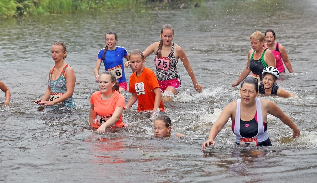 Sacensību laikā brienot pa Gauju, dalībnieki saņēma veldzi arī lietus veidā.