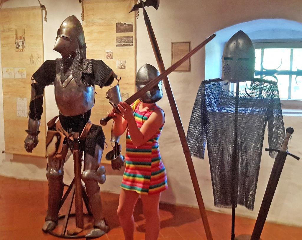 Muzeja apmeklētājiem tiek dota iespēja pārtapt arī par bruņinieku.  		         
Autors: Inita Savicka