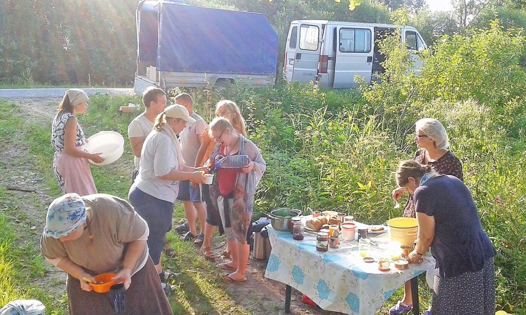 Gulbenes svētceļnieki savas gaitas sāk agri, ietur maltīti un ir gatavi doties tālāk.
Autors: Sandris Rakauskis