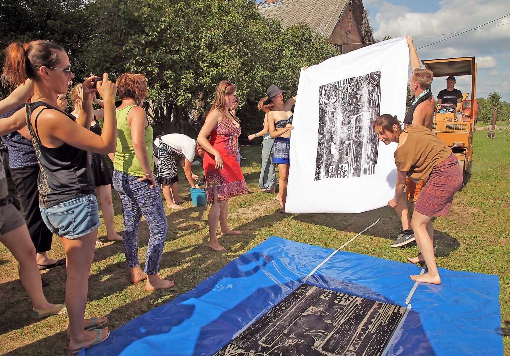 Jauniešu čaklās rokas un izdoma savienojumā ar smagsvara tehniku rada gaisīgu mākslu. Šo Latvijas-Polijas neformālās izglītības projektu par aizraujošu piedzīvojumu visiem un sev pašai pārvērtusi māksliniece Patrīcija Brekte. 					    
Autors: Gatis Bogdanovs
