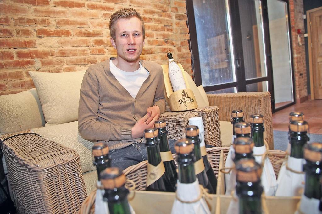 Kalnciema tirdziņā savu produkciju – pašdarināto ābolu sidru, kas top uzņēmumā SIA “Libeks un Sprudzāns” piedāvās arī šīs ražotnes saimnieks Jānis Libeks. 				   
Autors: Gatis Bogdanovs