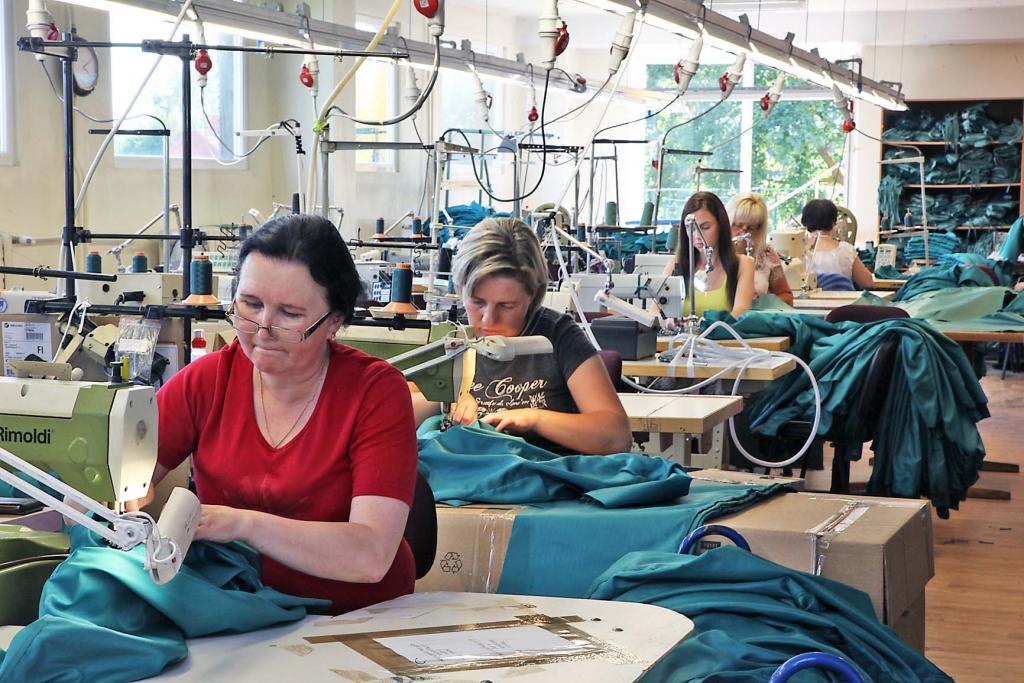 “Lūk, cik uzcītīgi strādā sievietes! Viņas ir koncentrējušās darbam. Tas nozīmē, ka viss izdosies,” Gulbenes šuvēju apņēmību komentē ražotnes vadība. Pašlaik te strādā 17 cilvēki, bet vēl darbā varot pieņemt neierobežotu skaitu šuvēju. 				    
Autors: Gatis Bogdanovs