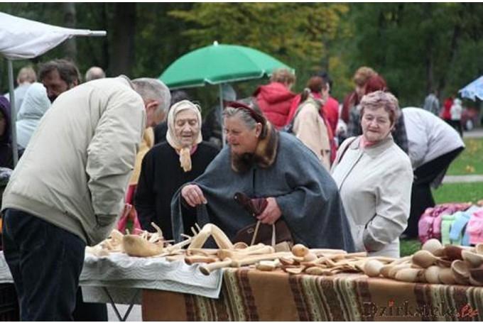 Kalnciema tirdziņā savu produkciju - dažādus koka priekšmetus - piedāvās Laimonis Lapsa.
Autors: no arhīva