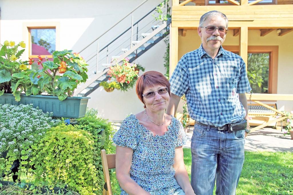 Gulbenieši Anita un Agris Aumeisteri nevar iedomāties, ka brīvajā laikā varētu ļauties dīkai televīzijas piedāvāto pārraižu vērošanai. Viņi brīvo laiku velta dažādām aktivitātēm, kas ir saistītas ar dabu. Par spīti dažādām veselības likstām Anita un Agris ne tikai stundām ilgi ir gatavi kopā ar citiem vērot putnus un tumsā skaitīt naktstauriņus, bet izstaigāt kilometriem garas purva takas, apskatīt smilšakmens iežus, iepazīt alas un pat iekarot kalnu virsotnes. Daba Anitai un Agrim ļauj sajust dzīves garšu un saglabāt iekšējo harmoniju. Arī rīt un parīt viņi abi Gulbenē sastopami nebūs, jo ir plānots doties uz Limbažu pusi. Anita un Agris dzīvo šodien un tagad. Agra dzimto māju pagalms ir tā vieta, kur kopīgi tiek kalti plāni dažādiem pārgājieniem un dabas vērojumiem. 										
Autors:  Gatis Bogdanovs