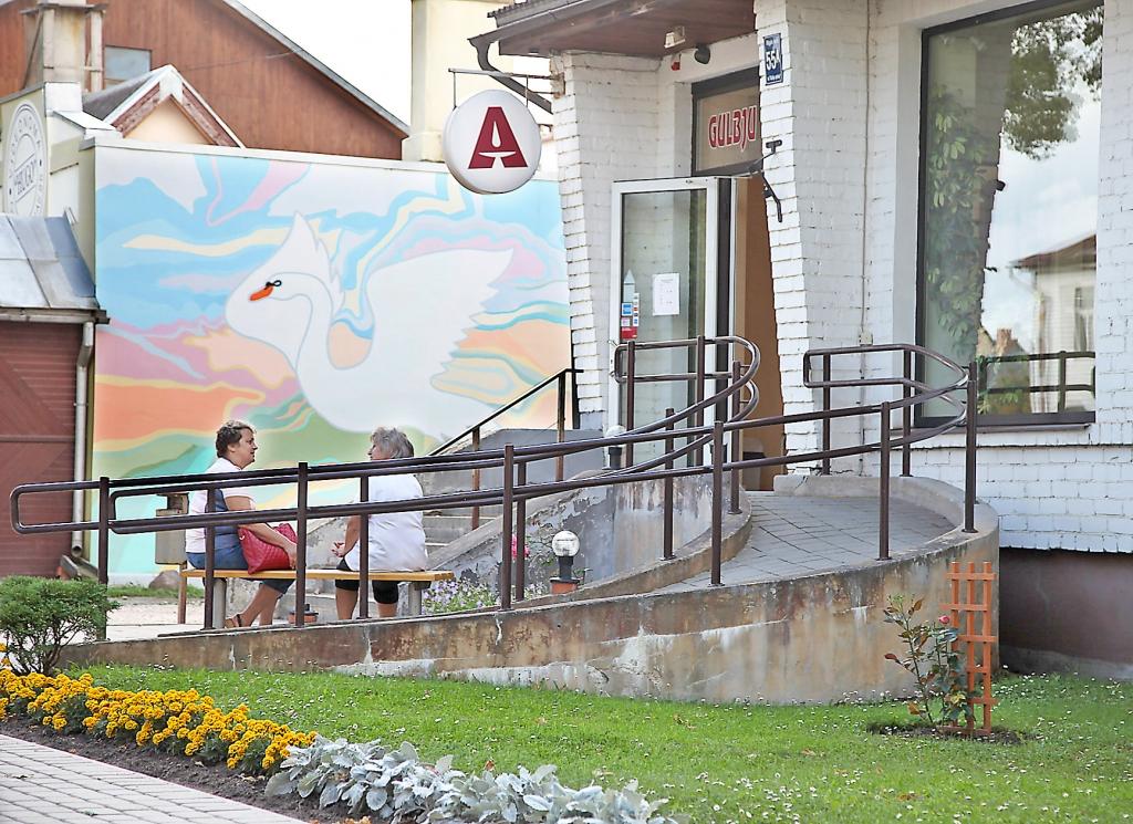 Lai cilvēkiem ar kustību traucējumiem būtu iespējams uzbraukt pa ierīkoto uzbrauktuvi, kas dažviet ir diezgan gara,  uzbrauktuves ir aprīkotas ar metāla stieņiem, lai ratiņkrēslā sēdošajam būtu kur pieturēties. Šādi aprīkotas uzbrauktuves bieži vien izmanto arī gados vecāki ļaudis. 			   
Autors: Gatis Bogdanovs 