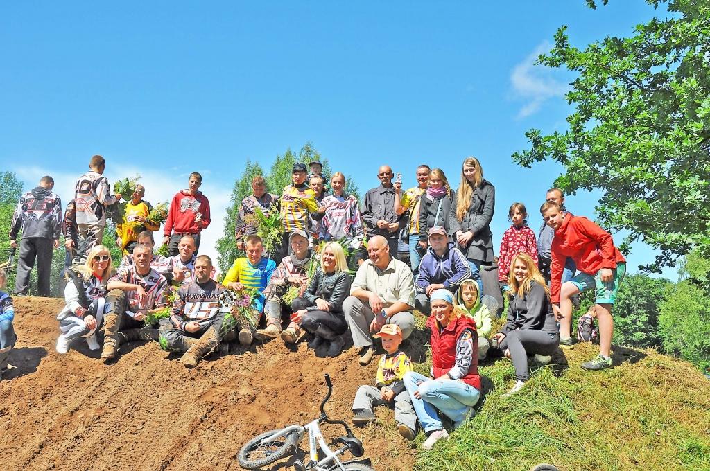 Klubam “Gulbenes moto” ir ļoti kupls atbalstītāju loks. Visi kopā viņi ir kā liela ģimene.                                                          
Autors: no personiskā arhīva