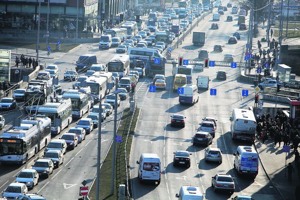 Oglekļa dioksīda daudzums ir tieši proporcionāls degvielas patēriņam – jo vairāk degvielas patērējam, jo lielāks automobilis, jo lielāka jauda, jo lielāku caurumu ozonā tas rada. Starp citu, gandrīz puse no Latvijas autoparka koncentrējas Rīgā un Rīgas reģionā, un tuvākajos guļamrajonos. 

Autors:  LETA