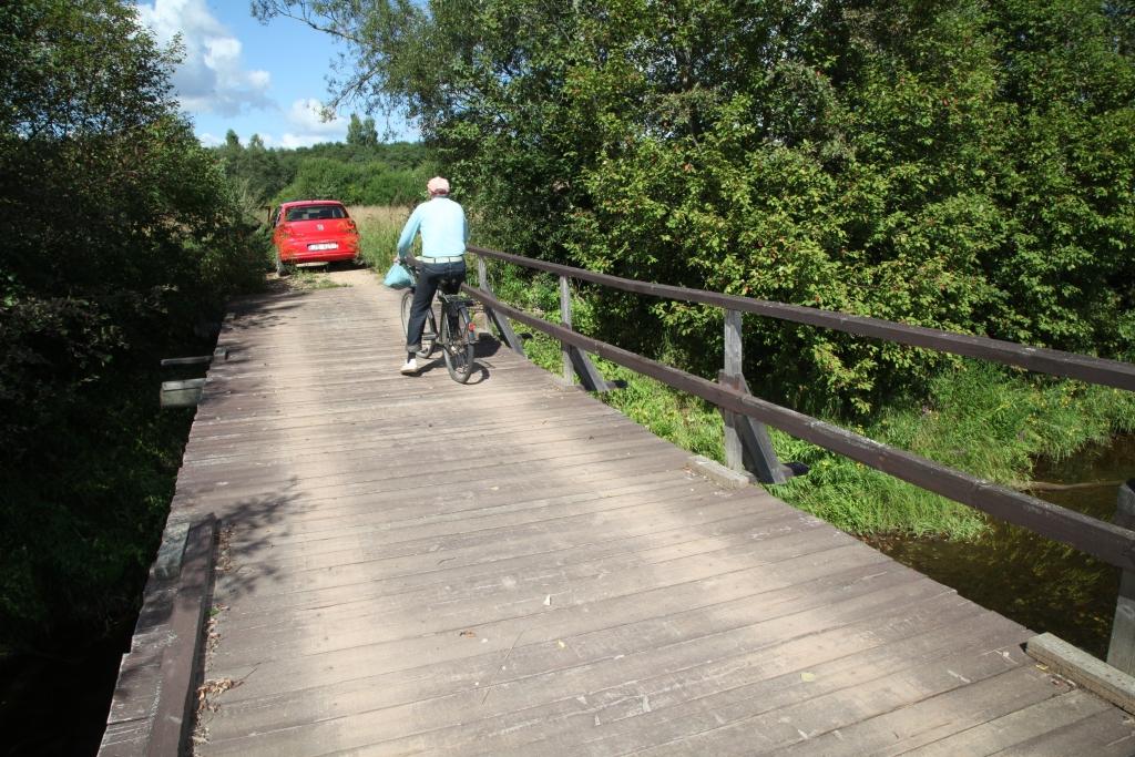 Tilts pāri Tirzas upei Lejasciemā līdz pavasarim noteikti ir pielabojams - tam ir sašķiebušies balsti un vienā pusē nav margu. Taču pagaidām vietējie iet un brauc pāri un jūtas samērā droši.
Autors: Gatis Bogdanovs