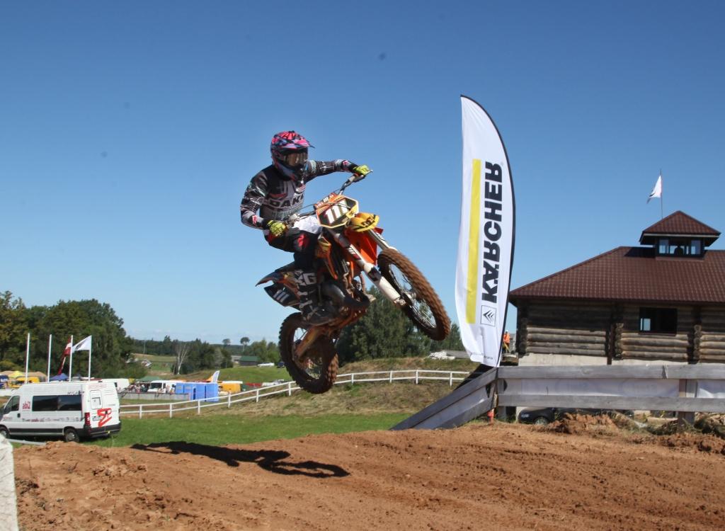 Lizumnieši brāļi Andris (no labās) un Artūrs (no kreisās) Tilgasi ir gatavi startēt ikvienās sacensībās. Šoreiz Artūram 85 kubikcentimetru klasē - 1.vieta un Andrim  “2T” klasē - 3.vieta. 	
Autors: Gatis Bogdanovs