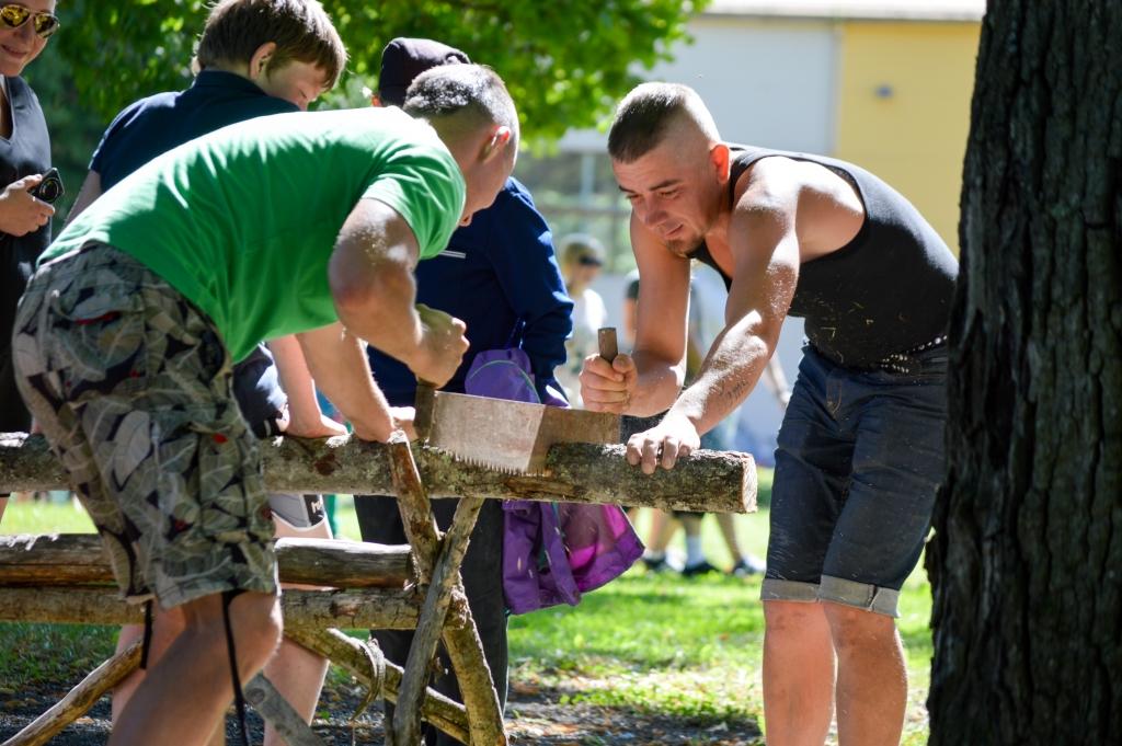 Apvienoto ģimeņu sporta spēlēs dalībniekiem bija iespēja izmēģināt savus spēkus dažādās interesantās disciplīnās. 	
Autors: no personiskā arhīva