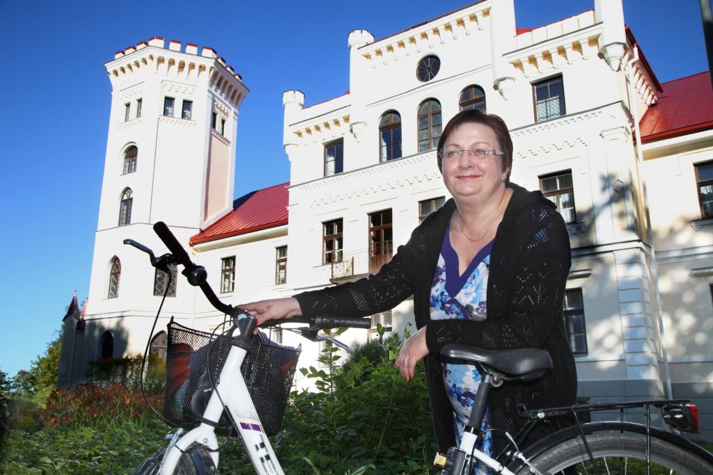 Ar Lizuma amatierteātra “Daiva” aktrisi, Lizuma vidusskolas latviešu valodas un literatūras skolotāju Anitu Kostigovu tiekamies parkā pie skolas, jo tā ir viņas dzīve un gaišā pils. Anita uz tikšanos atbraukusi ar divriteni, lai pēc sarunas ātrāk nokļūtu mājās. Gaisā jūtams 1.septembra tuvums, ko Anita gaida ar nepacietību, tāpat kā amatierteātra jauno darba cēlienu, lai uz skatuves izspēlētu atkal kādu atmiņā paliekošu lomu, kā tas bijis ar Modas lomu lugā “Harolds un Moda”. Novada amatierteātru skatē Lizuma amatierteātris “Daiva” ieguva ļoti augstu žūrijas novērtējumu. Pēc šīs izrādes ne viens vien paziņa pagastā Anitu uzrunā par Modu, un viņa smaidot piekrīt: “Varat saukt vienkārši par Modu.”   
Autors: Gatis Bogdanovs