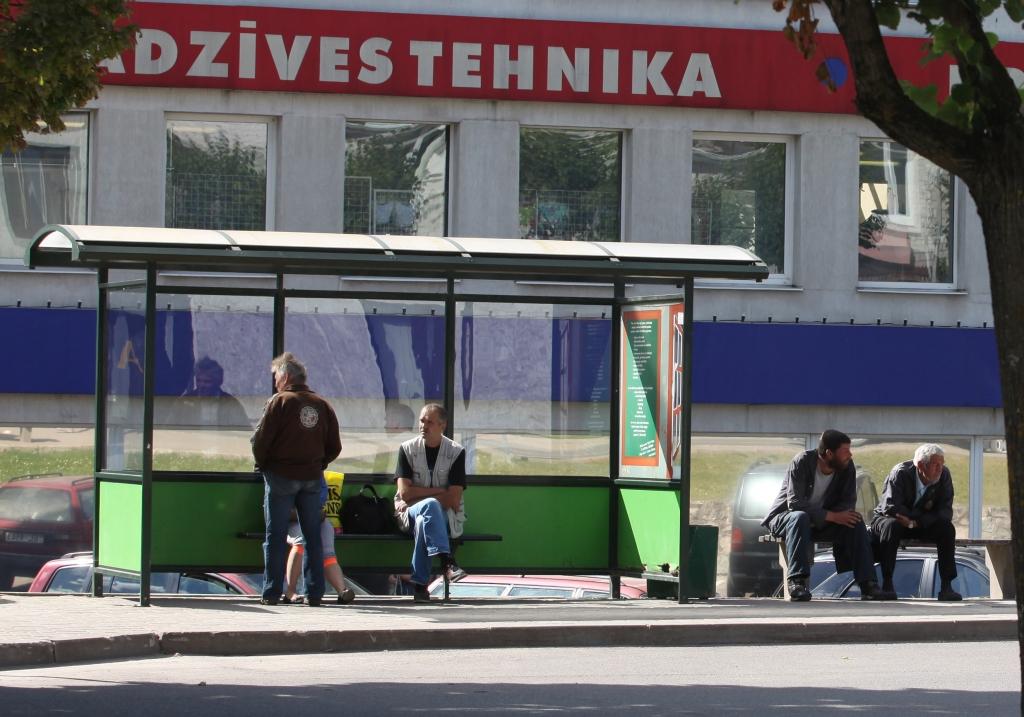 Vienmēr ceļa jūtīs. Autobusu pieturvieta Gulbenē iepretim veikalam “Maxima” ir kļuvusi par iemīļotu laika īsināšanas vietu cilvēkiem bez konkrētas nodarbošanās un pat bez dzīvesvietas.  
Autors: Gatis Bogdanovs