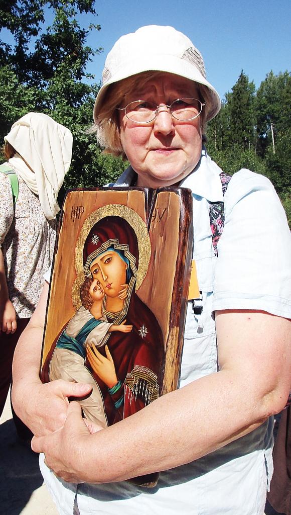 Ar svētceļniekiem visa ceļa garumā bija arī Vladimiras Dievmātes ikona, kuru uz maiņām nesa svētceļnieki, arī Ludmila Gangnusa.  
Autors: Diāna Strupka