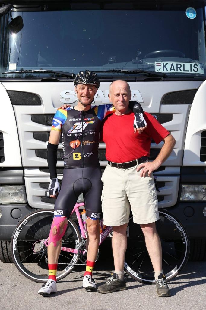 Kārlis Dārznieks pasaules apceļotāju Pīteru Adamu Smitu sastapa pie Smiltenes krustojuma. Viņi mazliet aprunājās par ceļojumu, un Kārlis vēlēja viņam izturību un izdošanos.	
Autors: no “facebook.com”