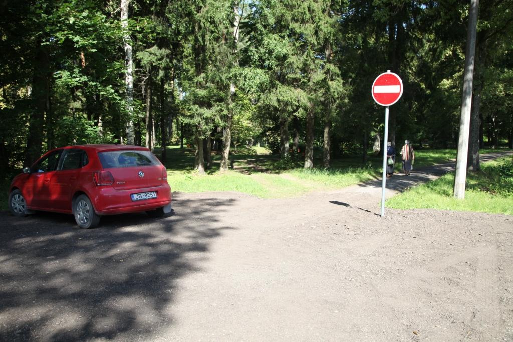 Stāvlaukuma iekārtošanai izmantots Baložu ielas ceļa seguma nofrēzētais materiāls, kas atgūts ielas pārbūves rezultātā.
Autors: Gatis Bogdanovs