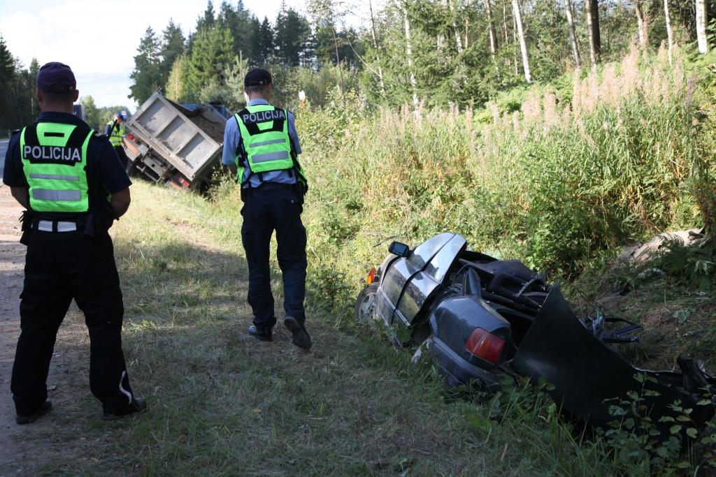 Kravas auto izraisītā sadursme beigusies dramatiski, dzīvību zaudējuši trīs cilvēki. 	
Autors: Gatis Bogdanovs