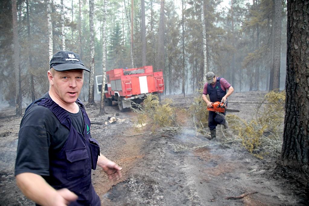 Valsts Meža dienesta darbiniekiem, arī virsmežniecības ugunsdzēšamās mašīnas šoferim Guntaram Strazdiņam, šajās dienās darba ir ļoti daudz. Visi kā viens atzīst - meži ir tik sausi, ka pietiek ar niecīgāko dzirksteli, lai izceltos ugunsgrēks. 
Autors: Gatis Bogdanovs