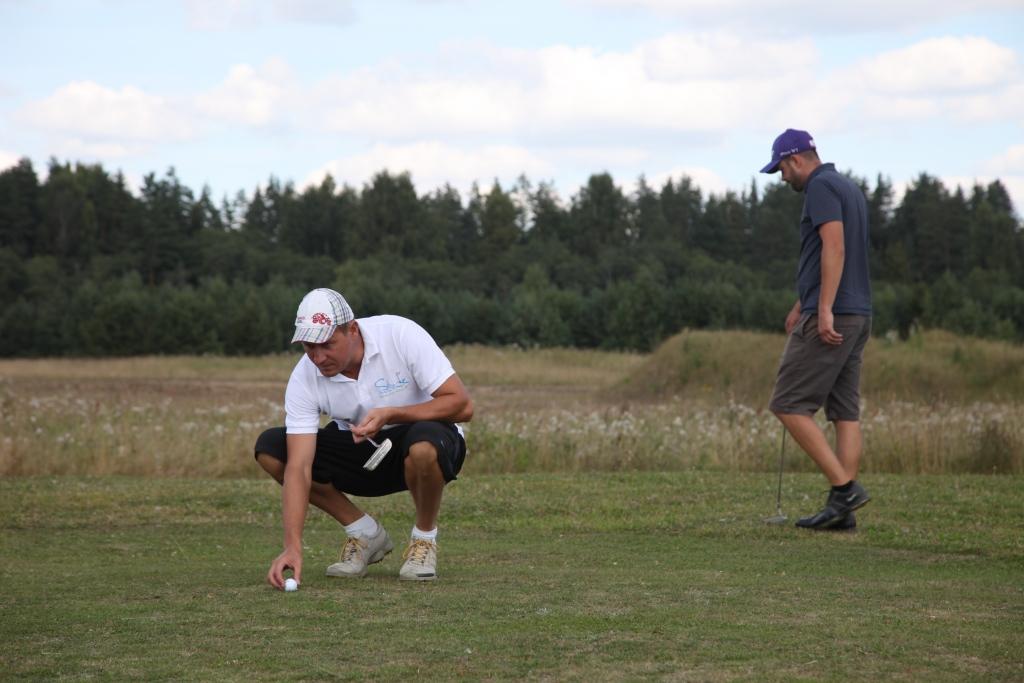 Gundars Rauza (no kreisās) atzīst, ka čempionāta gaitā konkurence starp dalībniekiem bijusi sīva un spriedze valdījusi katrā posmā. Tomēr viņam izdevies aizstāvēt čempiona godu.  
Autors: Gatis Bogdanovs
