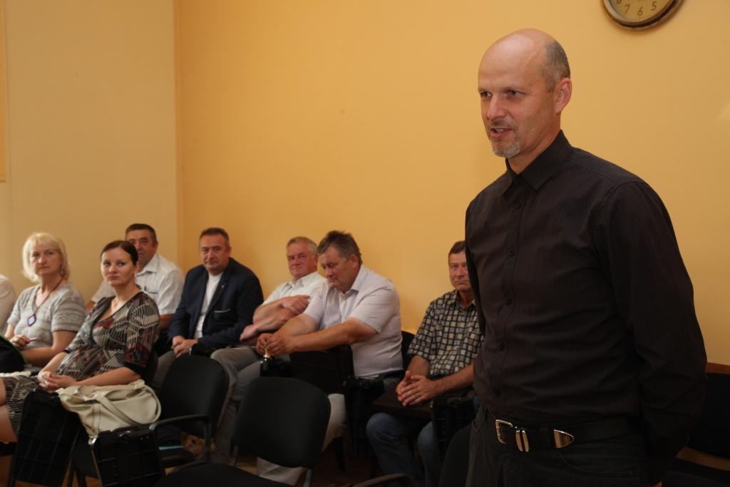 Ar emocijām nebārstās, ir lietišķs un spriež racionāli. Tāds ir pirmais publiskais iespaids, kāds par radies par jauno Gulbenes pilsētas pārvaldes vadītāju Gintu Āboliņu. Viņš ir dzimis, audzis, skolā gājis un arī ģimeni izveidojis šajā pilsētā. 	
Autors: Gatis Bogdanovs