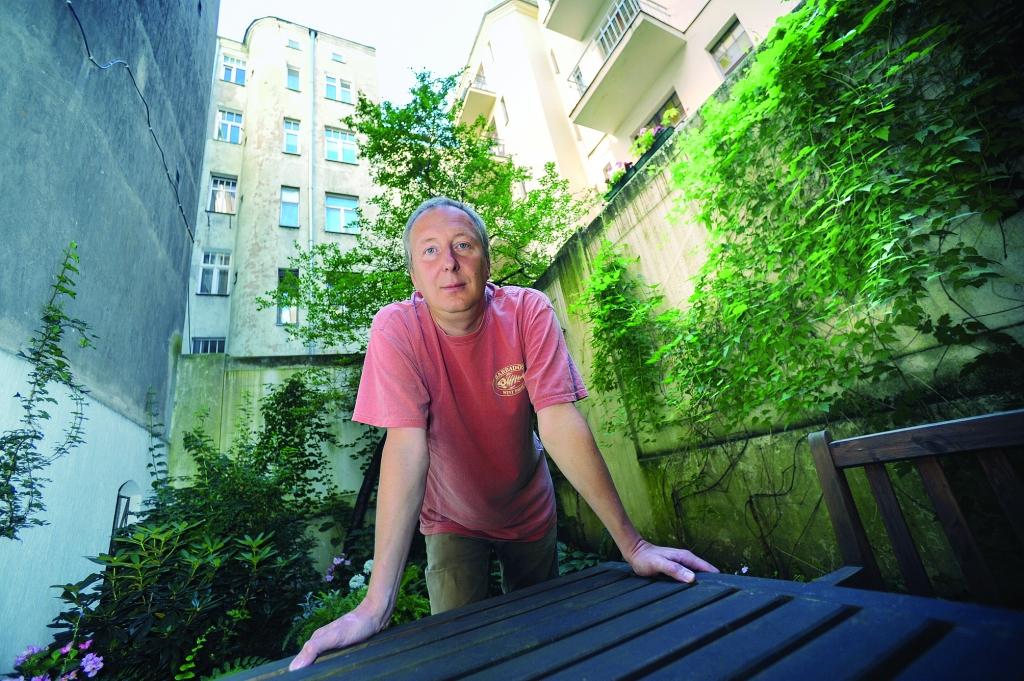 «Līdz ar gaisa piesārņojuma izkliedes modelēšanu kļūst redzamas tās vietas pilsētā, kurās tiek pārsniegti gaisa kvalitātes normatīvi. Varam izvērtēt, kas tieši vairāk piesārņo gaisu – transports, rūpniecība vai apkure,» saka starptautiskā vides konsultāciju uzņēmuma ELLE valdes priekšsēdētājs Valts Vilnītis.
Autors: AIVARS LIEPIŅŠ, DIENAS MEDIJI 