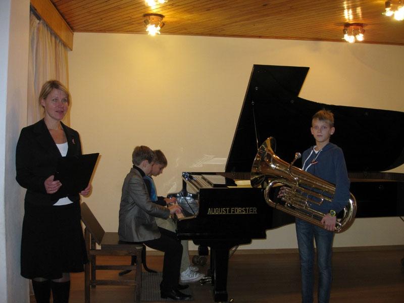 Muzicē Gulbenes mūzikas skolas audzēkņi Aleksis Pusts, Jānis Garans un tubists Krists Cirpons (skolotāja Laura Anže).
Autors: no 