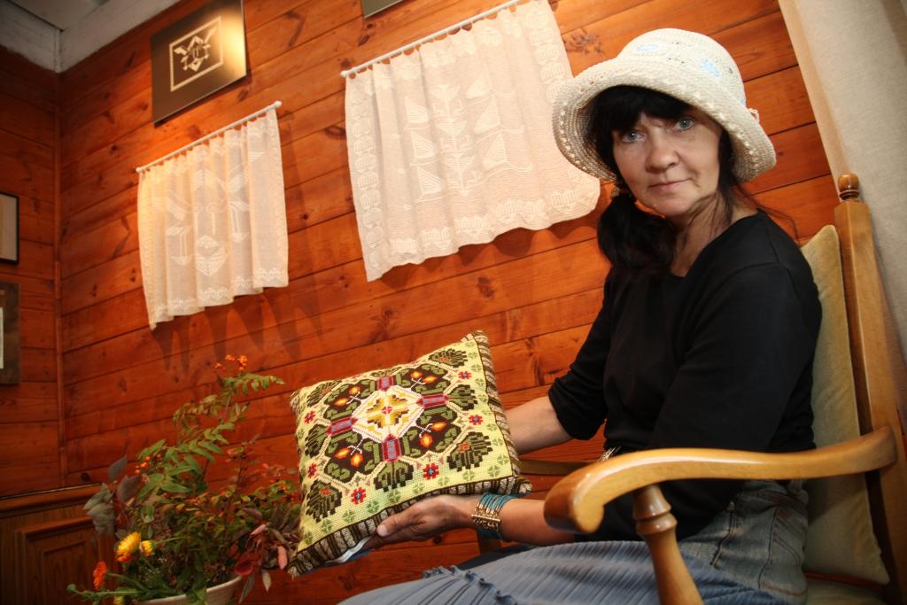 Druvienas vecās skolas-muzeja vadītāja Ligita Zvaigznekalne uzskata, ka trīsdesmitajos gados izšūtais spilventiņš, kas izdaiļo tekstilmākslinieka Jūlija Straumes piemiņas istabu, ļauj noķert īsto mākslinieka radīto rakstu sajūtu.
Autors: Gatis Bogdanovs